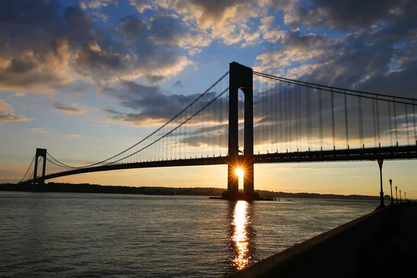 维拉萨诺大桥在日落时在纽约 — 图库照片