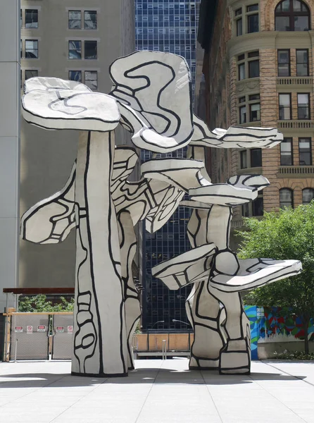 Grupo de Quatro Árvores escultura de Jean Dubuffet na frente do Chase Building em Lower Manhattan — Fotografia de Stock