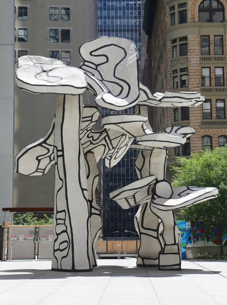 Ομάδα τέσσερα δέντρα γλυπτό του jean dubuffet στο μπροστινό μέρος κυνηγήσει κτίριο στο κάτω Μανχάταν — Φωτογραφία Αρχείου