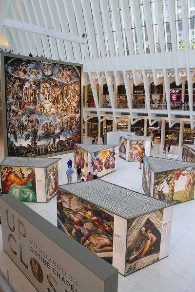 Выставка Микеланджело "Сикстинская капелла вблизи" Уэстфилда, проходящая во Всемирном торговом центре Oculus в Нью-Йорке — стоковое фото