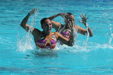 Alvarez Piedrahita ve Kolombiya Arango Estrada senkronize yüzme düet serbest program 2016 Yaz Olimpiyatları'nda ön yuvarlak sırasında rekabet