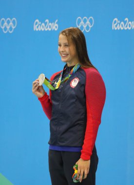 Amerika Birleşik Devletleri Kathleen Baker madalya töreni sırasında Rio 2016 Olimpiyatları'nda bayanlar 100 m Sırtüstü final sonra Ulusal Şampiyonası ikincisidir
