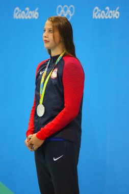 Amerika Birleşik Devletleri Kathleen Baker madalya töreni sırasında Rio 2016 Olimpiyatları'nda bayanlar 100 m Sırtüstü final sonra Ulusal Şampiyonası ikincisidir
