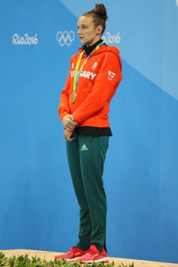 Olimpiyat Şampiyonu Katinka Hosszu sonra bayanlar 100m Sırtüstü final Rio 2016 Olimpiyatları madalya töreni sırasında Macaristan