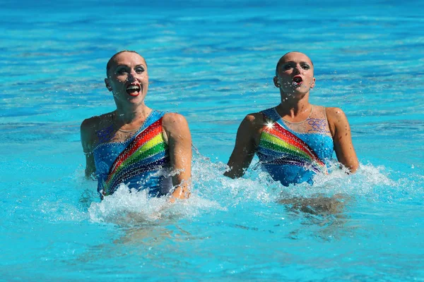 Levgenia Tetelbaum a Anastasia Glushkov Leventhal Izraele soutěžit v synchronizovaném plavání duety zdarma rutinní předběžné olympijské hry Rio 2016 — Stock fotografie