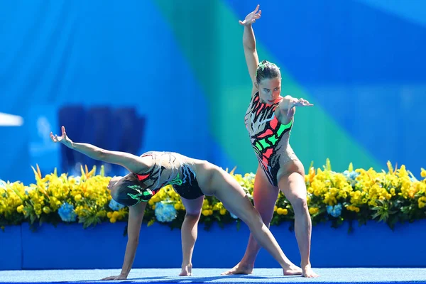 Slowaakse Nada Daabousova en Jana Labathova strijden tijdens de Synchroonzwemmen duet vrije routine voorronde Olympische Zomerspelen 2016 — Stockfoto