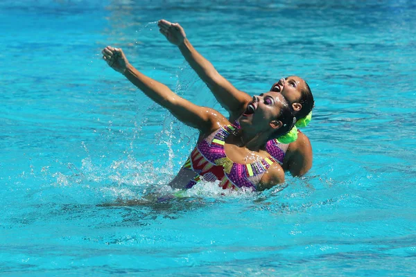 Álvarez Piedrahita y Arango Estrada de Colombia compiten durante la ronda preliminar de rutina libre de dúo de natación sincronizada en los Juegos Olímpicos de 2016 — Foto de Stock