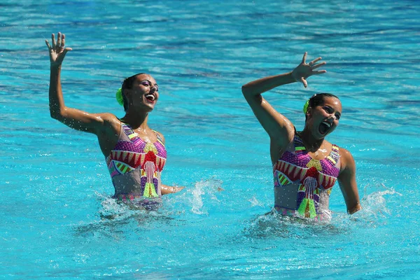Alvarez piedrahita und arango estrada aus kolumbien messen sich bei den olympischen sommerspielen 2016 im synchronschwimmen im freien vorlauf — Stockfoto