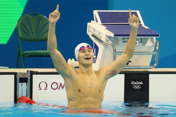 El campeón olímpico de natación Yang Sun de China celebra la victoria después de la final de 200 metros de estilo libre de los Juegos Olímpicos de Río 2016 en el Estadio Acuático Olímpico — Foto de Stock