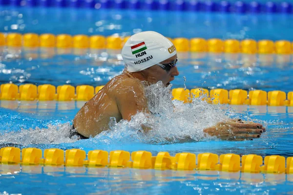 La campeona olímpica Katinka Hosszu de Hungría compite en los 100m de espalda femenina Final de los Juegos Olímpicos de Río 2016 — Foto de Stock