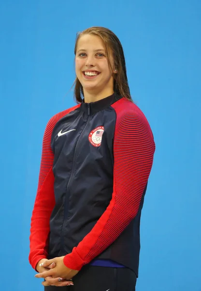 Medallista de plata Kathleen Baker de Estados Unidos durante la ceremonia de medalla después de la final de 100m espalda de las mujeres de los Juegos Olímpicos de Río 2016 — Foto de Stock