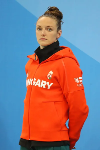 Campeona Olímpica Katinka Hosszu de Hungría durante la ceremonia de medalla después de los 100m de espalda femenina final de los Juegos Olímpicos de Río 2016 — Foto de Stock