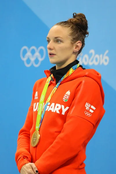 리오 2016 년 올림픽의 여자 100m 배영 결승 후 메달 식 동안 헝가리의 올림픽 챔피언 Katinka Hosszu — 스톡 사진