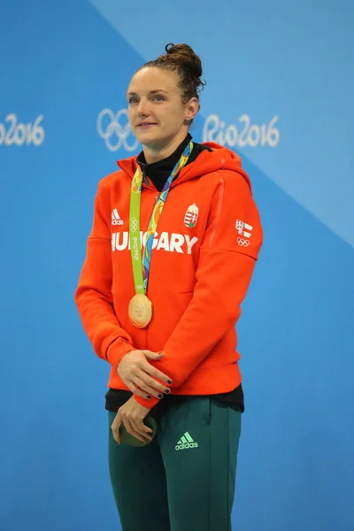 Campeã Olímpica Katinka Hosszu da Hungria durante cerimônia de medalha após 100m costas final das Olimpíadas Rio 2016 — Fotografia de Stock