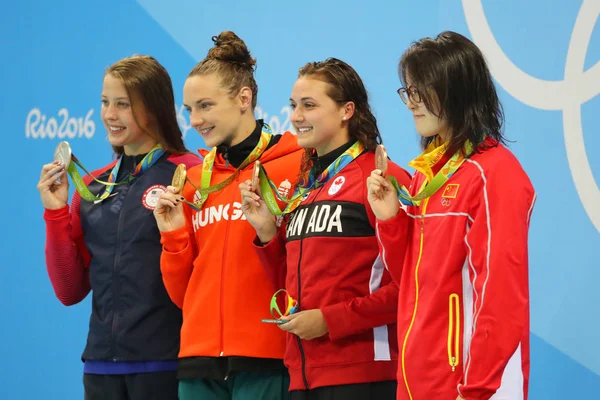 Kathleen Baker USA (L), Katinka Hosszu HUN, Kylie Masse CAN y Yuanhui Fu CHN durante la ceremonia de medalla después de 100m espalda de las mujeres de los Juegos Olímpicos de Río 2016 — Foto de Stock