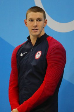 Sonra Erkekler 100m Sırtüstü Rio 2016 Olimpiyatları madalya töreni sırasında Olimpiyat şampiyon yüzücü Ryan Murphy Amerika Birleşik Devletleri 