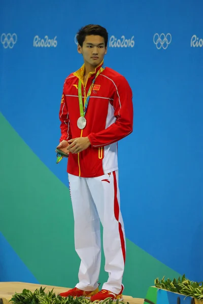 Medalhista de prata Jiayu Xu da China durante cerimônia de medalha após 100m costas masculino dos Jogos Olímpicos Rio 2016 no Estádio Aquático Olímpico — Fotografia de Stock