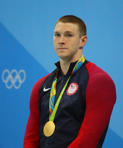 Campeón olímpico nadador Ryan Murphy de Estados Unidos durante la ceremonia de medalla después de 100m espalda de los Hombres de los Juegos Olímpicos de Río 2016 — Foto de Stock