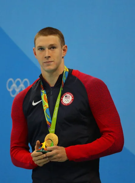 Olympic champion swimmer Ryan Murphy of United States during medal ceremony after Men's 100m backstroke of the Rio 2016 Olympics — Stock Photo, Image