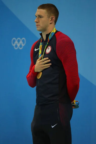 Olympic champion swimmer Ryan Murphy of United States during medal ceremony after Men's 100m backstroke of the Rio 2016 Olympics — Stock Photo, Image