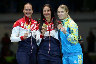 Madalya töreni sırasında kadın Sabre bireysel Kazananlar Rio 2016 Olimpiyat Oyunları Sofya Velikaya of Russia (L), Yana Egorian Rusya ve Ukrayna'nın Olga Kharlan