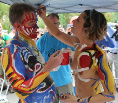 Sanatçılar tüm şekil ve büyüklükte 100 tam çıplak modeller 4 Nyc vücut boyama gündüz boyama