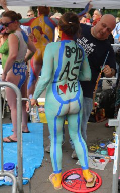 Sanatçılar tüm şekil ve büyüklükte 100 tam çıplak modeller 4 Nyc vücut boyama gündüz boyama