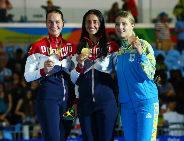 Sable Femenino Ganadores individuales en los Juegos Olímpicos de Río 2016 Sofya Velikaya de Rusia (L), Yana Egorian de Rusia y Olga Kharlan de Ucrania durante la ceremonia de medalla — Foto de Stock