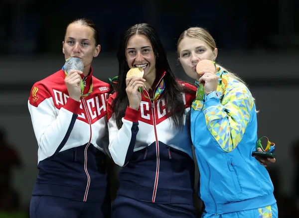 Sabre féminin Lauréates individuelles aux Jeux Olympiques de Rio 2016 Sofya Velikaya de Russie (L), Yana Egorian de Russie et Olga Kharlan d'Ukraine lors de la cérémonie de remise des médailles — Photo