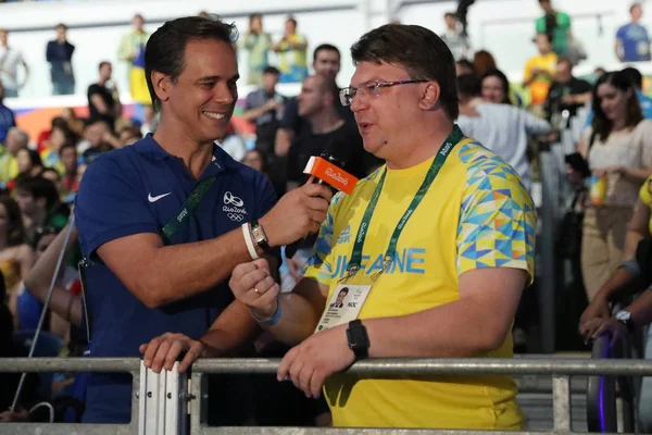 Ihor Zhdanov, el Ministro de Juventud y Deportes de Ucrania durante la entrevista televisiva después de la Mujer Sabre individual — Foto de Stock