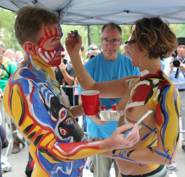 Sanatçılar tüm şekil ve büyüklükte 100 tam çıplak modeller 4 Nyc vücut boyama gündüz boyama