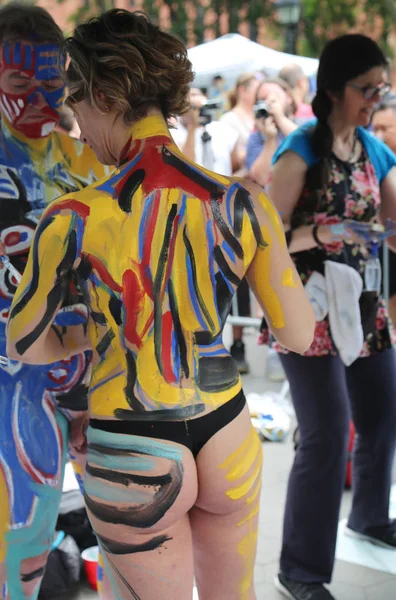 Sanatçılar tüm şekil ve büyüklükte 100 tam çıplak modeller 4 Nyc vücut boyama gündüz boyama