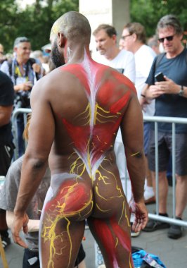 Sanatçılar tüm şekil ve büyüklükte 100 tam çıplak modeller 4 Nyc vücut boyama gündüz boyama 