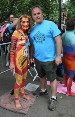 Sanatçılar tüm şekil ve büyüklükte 100 tam çıplak modeller 4 Nyc vücut boyama gündüz boyama 