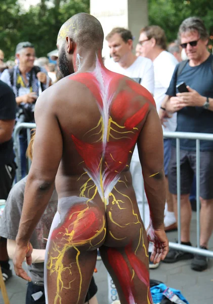 Sanatçılar tüm şekil ve büyüklükte 100 tam çıplak modeller 4 Nyc vücut boyama gündüz boyama 