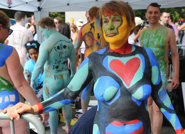 Sanatçılar tüm şekil ve büyüklükte 100 tam çıplak modeller 4 Nyc vücut boyama gündüz boyama 