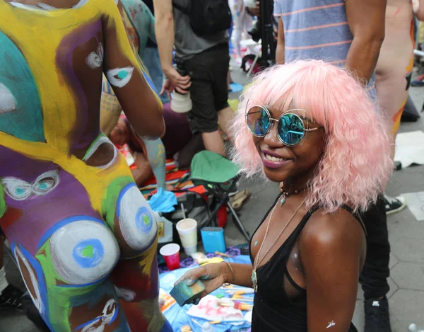 Sanatçılar tüm şekil ve büyüklükte 100 tam çıplak modeller 4 Nyc vücut boyama gündüz boyama 