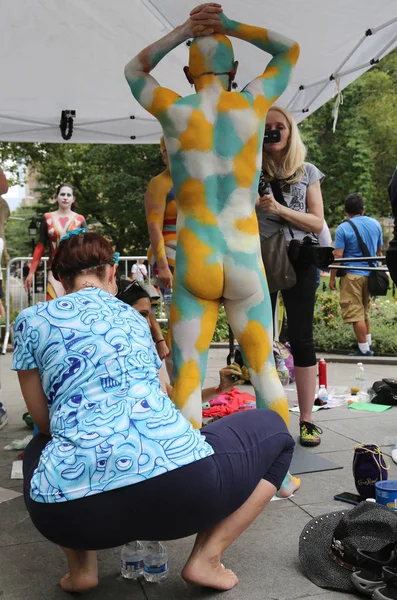 Sanatçılar tüm şekil ve büyüklükte 100 tam çıplak modeller 4 Nyc vücut boyama gündüz boyama 