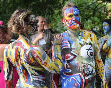 Sanatçılar tüm şekil ve büyüklükte 100 tam çıplak modeller 4 Nyc vücut boyama gündüz boyama