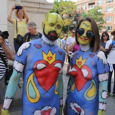 Sanatçılar tüm şekil ve büyüklükte 100 tam çıplak modeller 4 Nyc vücut boyama gündüz boyama