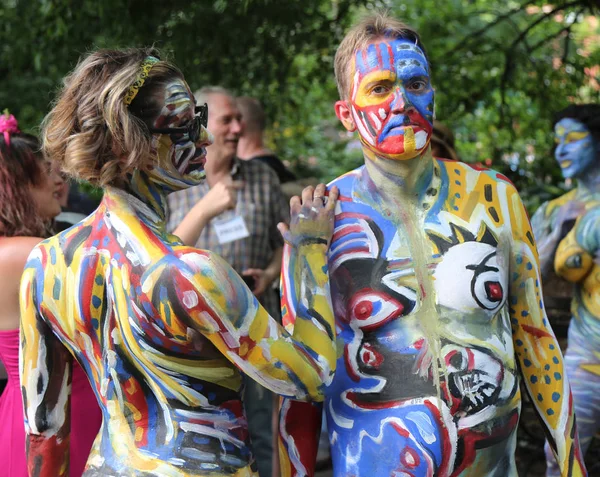 Sanatçılar tüm şekil ve büyüklükte 100 tam çıplak modeller 4 Nyc vücut boyama gündüz boyama