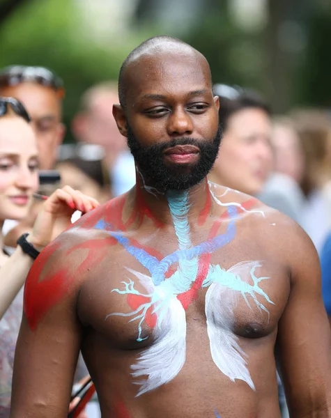 Artystów farby 100 całkowicie nago modele o różnych kształtach i rozmiarach 4 Nyc Body Painting dnia — Zdjęcie stockowe