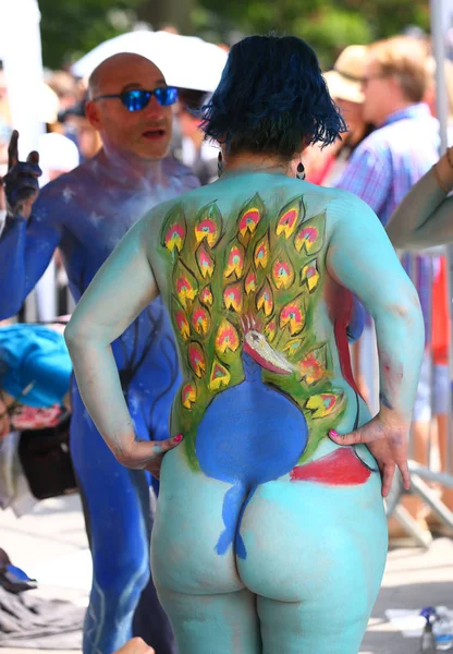 Sanatçılar tüm şekil ve büyüklükte 100 tam çıplak modeller 4 Nyc vücut boyama gündüz boyama