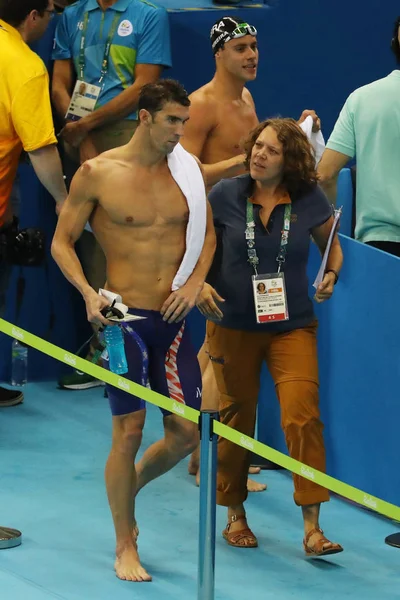 Campeão olímpico Michael Phelps dos Estados Unidos (L) após medley individual dos 200m masculino dos Jogos Olímpicos Rio 2016 — Fotografia de Stock