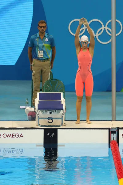 Julia Efimowa aus Russland vor dem Halbfinale der Olympischen Spiele 2016 in Rio über 200 m Brust der Frauen — Stockfoto