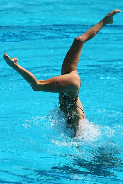 Synchroonzwemmen duet tijdens competitie — Stockfoto