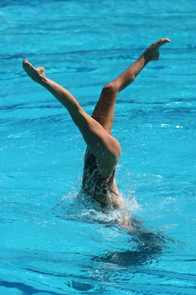 Duetto di nuoto sincronizzato durante la competizione — Foto Stock