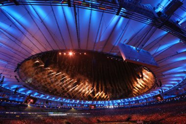Rio 2016 Olimpiyatları açılış töreni sırasında havai fişekler. Olimpiyat Oyunları 2016 Officially Rio de Janeiro'da Maracana Stadı nda renkli törenle açıldı