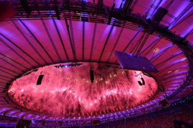 Rio 2016 Olimpiyatları açılış töreni sırasında havai fişekler. Olimpiyat Oyunları 2016 Officially Rio de Janeiro'da Maracana Stadı nda renkli törenle açıldı