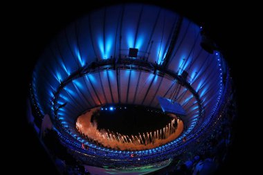 Rio 2016 Olimpiyatları açılış töreni sırasında havai fişekler. Olimpiyat Oyunları 2016 Officially Rio de Janeiro'da Maracana Stadı nda renkli törenle açıldı
